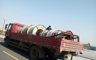 托运机械设备平板拖车每公里多少钱？